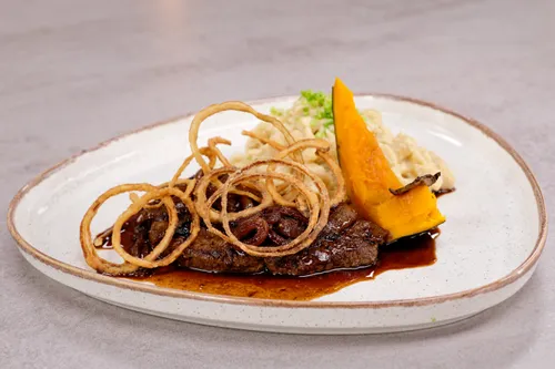 70_-_Andreas_Herbst_-_Zwiebelrostbraten_vom_Hirsch__schwarze_Nuss__gru__ner_Hokkaidoku__rbis___Roggenspa__tzle_-_SDG622.jpg